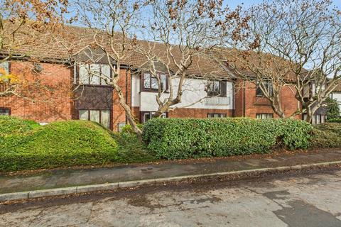 1 bed property, in Lysons Avenue, £95,000