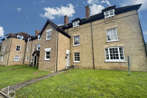 2 bed property, in Station Road, £190,000
