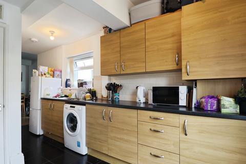 4 bed property, in Allensbank Road, £300,000