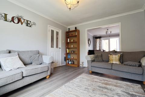 3 bed property, in Bryncyn, £250,000