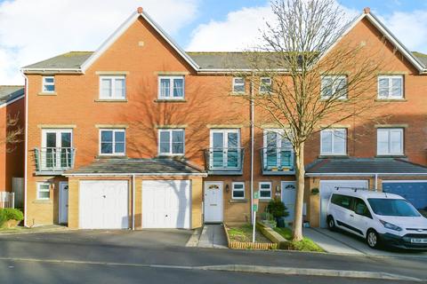 3 bed property, in Clos Peiriant, £280,000