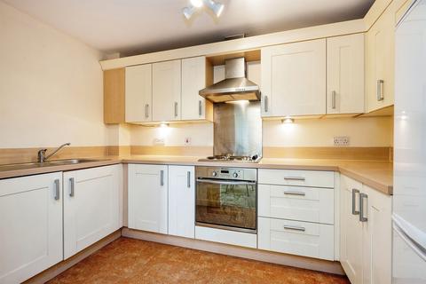 2 bed property, in Park Street, £140,000