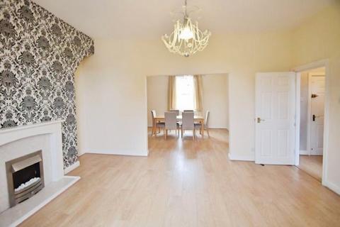 2 bed property, in Victoria Street, £115,000