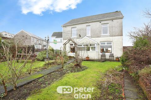 4 bed property, in Club Road, £339,000