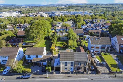 4 bed property, in Victoria Road, £260,000