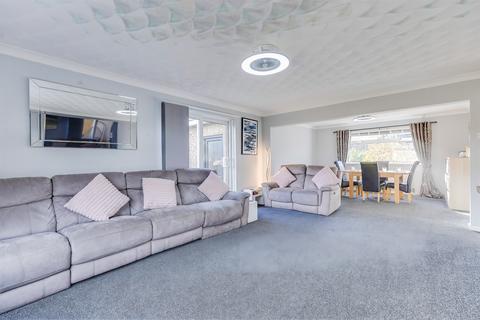 4 bed property, in Chartwell Drive, £625,000