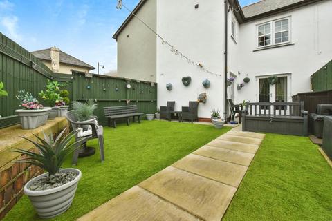2 bed property, in The Terrace, £120,000