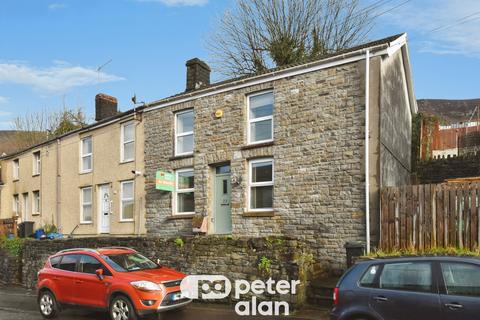 2 bed property, in Cardiff Road, £120,000