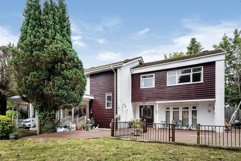 5 bed property, in Berkeley Close, £260,000