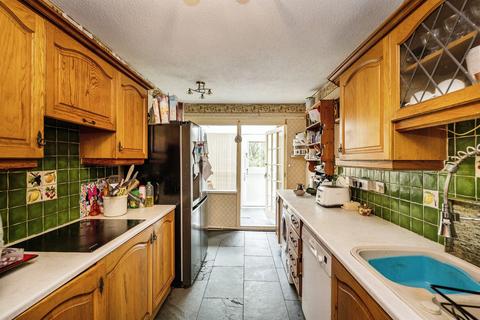 5 bed property, in Berkeley Close, £260,000