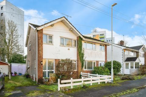 3 bed property, in Beaconsfield Way, £270,000