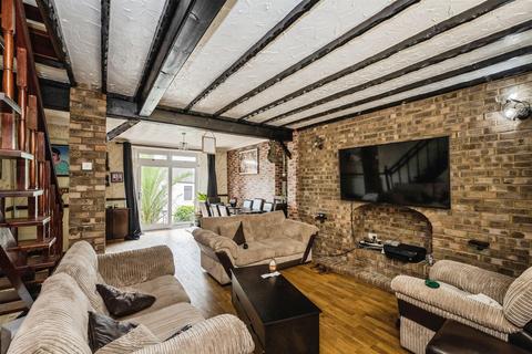 5 bed property, in Kinley Street, £180,000