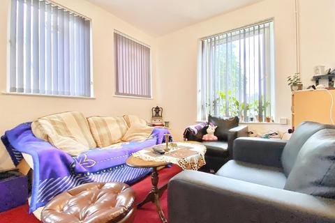 2 bed property, in Station Terrace, £165,000