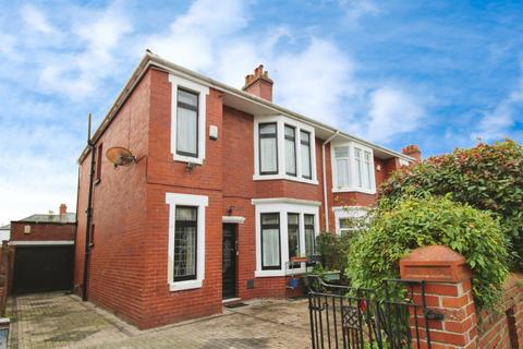 3 bed property, in Foreland Road, £450,000