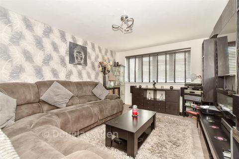 3 bed property, in Gramer Close, £600,000
