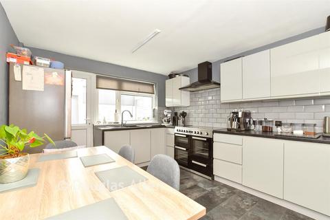 3 bed property, in Gramer Close, £600,000