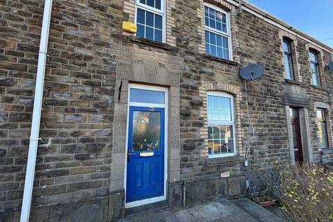 2 bed property, in Vicarage Road, £99,950