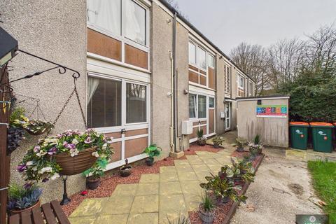 2 bed property, in Warnham Road, £150,000