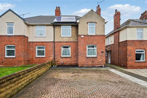 3 bed property, in North Lane, £215,000