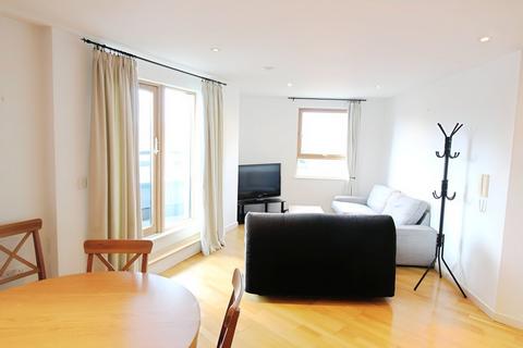 2 bed property, in Gateway West, £180,000