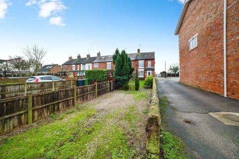 2 bed property, in Main Road, £160,000