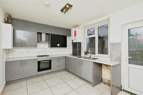 3 bed property, in Bethulie Road, £199,000