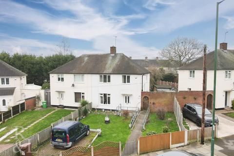 3 bed property, in Farnborough Road, £215,000