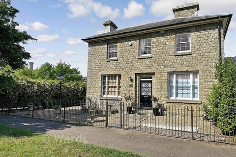3 bed property, in Tarragon Road, £550,000