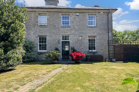 3 bed property, in Tarragon Road, £550,000