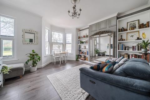 2 bed property, in Tunbridge Road, £200,000