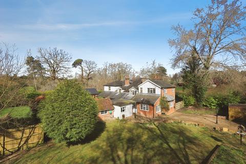 4 bed property, in Jacksons Place, £750,000