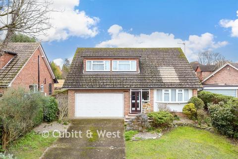 4 bed property, in Groveside Close, £800,000