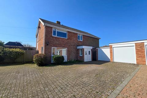 5 bed property, in Kent Close, £425,000