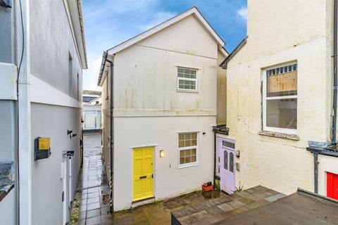 2 bed property, in Queen Street, £130,000