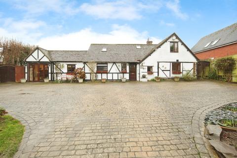 3 bed property, in Cromwell Lane, £550,000