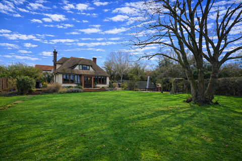 4 bed property, in Whiteditch Lane, £895,000