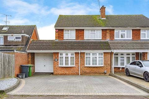 3 bed property, in Turnpike Drive, £400,000