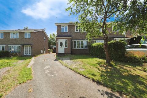 3 bed property, in Salter Close, £235,000