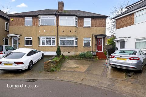 2 bed property, in Oakleigh Close, £325,000