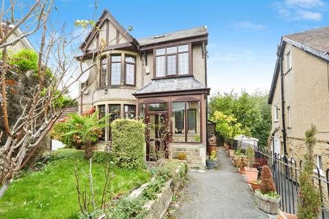 5 bed property, in Aireville Avenue, £415,000