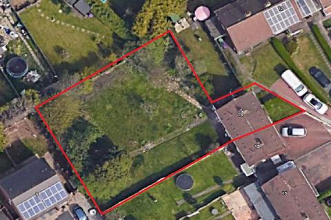 2 bed property, in Rough Hills Close, £190,000
