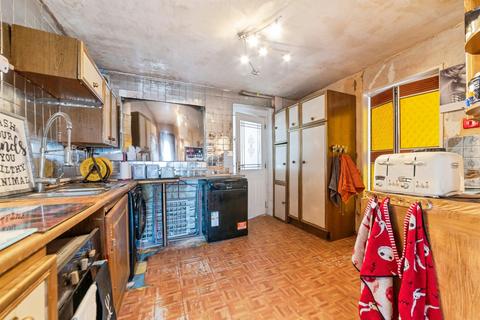 3 bed property, in Ambergate Walk, £120,000