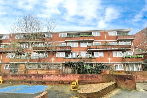 1 bed property, in Cossall Walk, £190,000