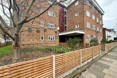 1 bed property, in Reynolds Road, £250,000