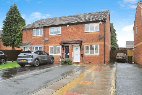 2 bed property, in Barn Farm Close, £180,000