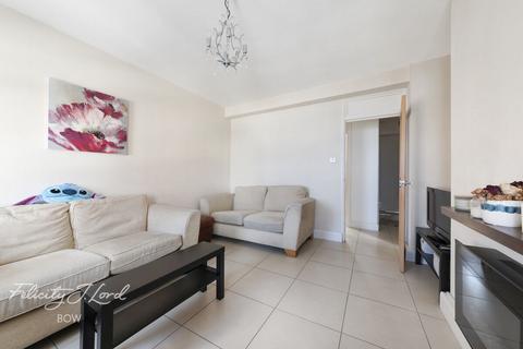 2 bed property, in Watts Grove, £300,000
