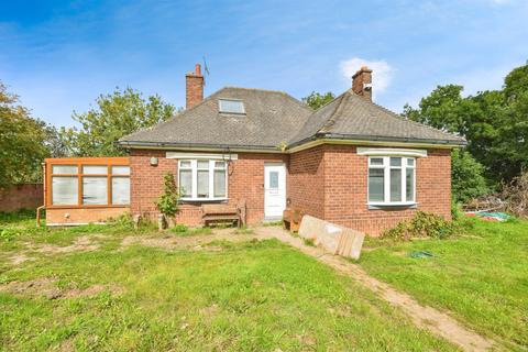 2 bed property, in Junction Road, £250,000
