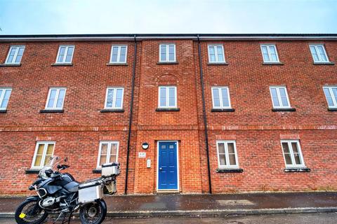 2 bed property, in Field Close, £110,000