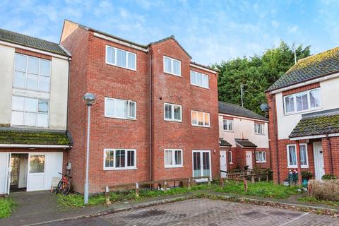 1 bed property, in Ayscough Avenue, £65,000