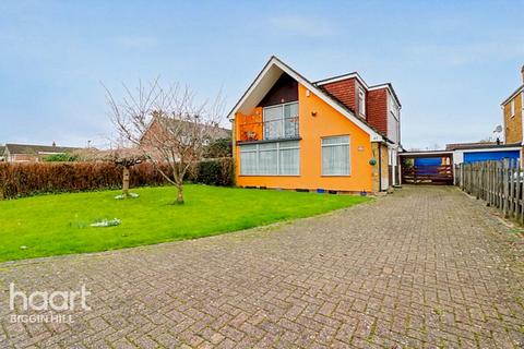 5 bed property, in Village Green Avenue, £600,000
